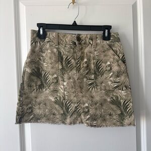 Women’s Palm-Print Utility Mini Skirt in Olive